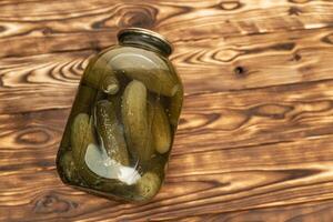 cornichon pot sur en bois table photo