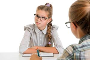 ai généré le les filles conversation avec sa psychologue. le concept de psychothérapie photo