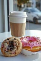 ai généré une papier carton café tasse et deux beignets sont sur le table photo