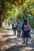 ai généré une groupe de milieu est élèves aller à école photo