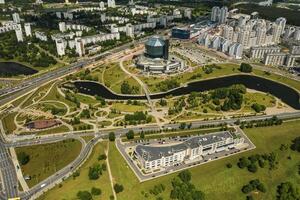 Haut vue de le nationale bibliothèque et une Nouveau quartier avec une parc dans Minsk-le Capitale de le république de Biélorussie, une Publique bâtiment photo