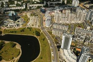 Haut vue de le nationale bibliothèque et une Nouveau quartier avec une parc dans Minsk-le Capitale de le république de Biélorussie, une Publique bâtiment photo