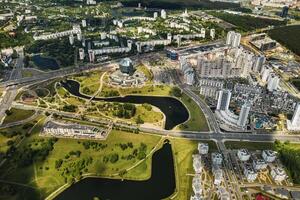 Haut vue de le nationale bibliothèque et une Nouveau quartier avec une parc dans Minsk-le Capitale de le république de Biélorussie, une Publique bâtiment photo