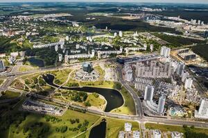 Haut vue de le nationale bibliothèque et une Nouveau quartier avec une parc dans Minsk-le Capitale de le république de Biélorussie, une Publique bâtiment photo