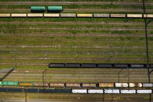 aérien la photographie de chemin de fer des pistes et voitures.top vue de voitures et chemins de fer.minsk.biélorussie photo