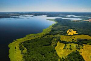 Haut vue de Lac conduire dans le Braslav des lacs nationale parc, le plus magnifique des lacs dans Biélorussie.an île dans le lac.biélorussie. photo