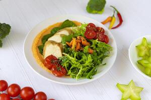 cuit poulet avec légumes, citrouille purée et Roquette. céto régime aliments. photo