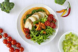 cuit poulet avec légumes, citrouille purée et Roquette. céto régime aliments. photo