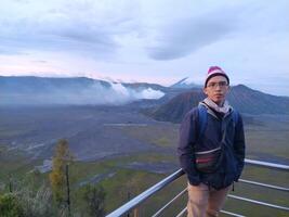 portrait de une homme profiter une vacances sur monter bromo photo