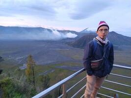 portrait de une homme profiter une vacances sur monter bromo photo