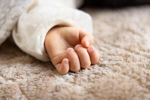 une la gauche main de en train de dormir asiatique bébé sur le tapis photo