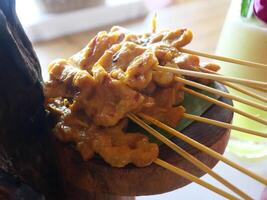 grillé porc sur brochettes, thaïlandais style rue nourriture photo