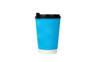 bleu ondulé papier jetable tasse pour cappuccino ou latté isolé sur blanc Contexte. café à aller. fermer. photo