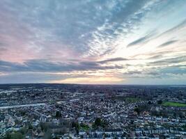 plus magnifique aérien vue de Résidentiel district pendant Orange le coucher du soleil plus de luton, Angleterre Royaume-Uni. Mars 19ème, 2024 photo