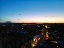 aérien vue de illuminé historique Oxford central ville de Angleterre à nuit. Angleterre uni Royaume. Mars 23, 2024 photo