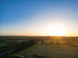 aérien vue de Britanique campagne paysage près Oxford ville, l'Oxfordshire, Angleterre Royaume-Uni pendant lever du soleil Matin. Mars 23, 2024 photo