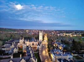 aérien vue de illuminé historique Oxford central ville de Angleterre à nuit. Angleterre uni Royaume. Mars 23, 2024 photo