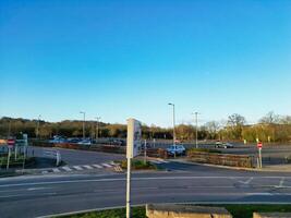 haute angle vue de parc et balade autobus station à colline d'épine Oxfordshire Angleterre uni Royaume pendant lever du soleil. Mars 23, 2024 photo