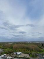 aérien vue de bedford ville de le Bedfordshire, Angleterre Royaume-Uni pendant venteux et nuageux journée. avril 5ème, 2024 photo