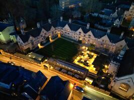 aérien vue de illuminé historique Oxford central ville de Angleterre à nuit. Angleterre uni Royaume. Mars 23, 2024 photo