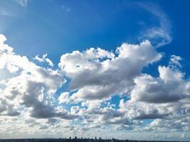 magnifique ciel avec dramatique des nuages plus de Birmingham ville de Angleterre uni Royaume, Mars 30e, 2024 photo