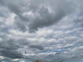 magnifique ciel avec dramatique des nuages plus de Birmingham ville de Angleterre uni Royaume, Mars 30e, 2024 photo