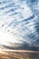 magnifique strié nuage formation dans ciel à la recherche comme duveteux vagues, temps prévoir photo