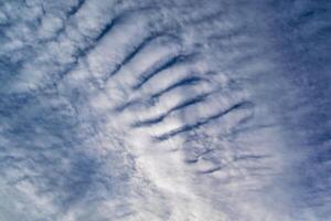 magnifique strié nuage formation dans ciel à la recherche comme duveteux vagues, temps prévoir photo