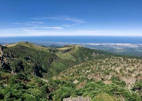 vue depuis le volcan hallasan. île de jeju, corée du sud photo