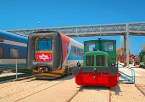 Haïfa, Israël - dix peut, 2023. moderne et vieux diesel locomotives dans le ouvert air partie de le Israël chemin de fer musée. photo