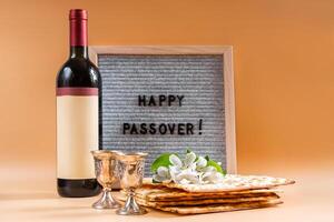 content pâque. bouteille de vin, printemps fleurs et matzah pain photo