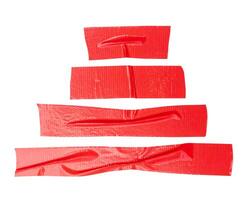 Haut vue ensemble de ridé rouge adhésif vinyle ruban ou tissu ruban dans rayures forme isolé sur blanc Contexte avec coupure chemin photo