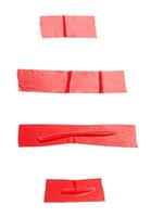 Haut vue ensemble de ridé rouge adhésif vinyle ruban ou tissu ruban dans rayures forme isolé sur blanc Contexte avec coupure chemin photo
