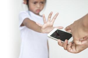 fille elle ne fait pas J'accepte cette le de la mère mobile téléphone a été cassé. photo