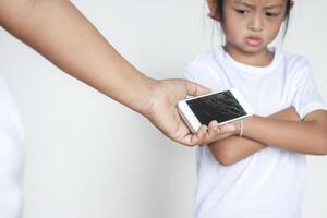 fille elle ne fait pas J'accepte cette le de la mère mobile téléphone a été cassé. photo