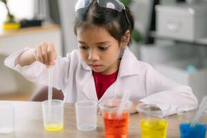 asiatique fille Faire chimique expériences à le laboratoire photo