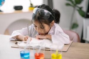 asiatique fille Faire chimique expériences à le laboratoire photo