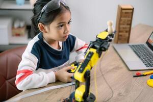 asiatique les filles étaient apprentissage robot programmation et avoir cours contrôle sur robot bras. laboratoire. mathématiques, ingénierie, science, technologie, ordinateur code, codage. tige éducation. photo