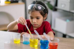 asiatique fille Faire chimique expériences à le laboratoire photo