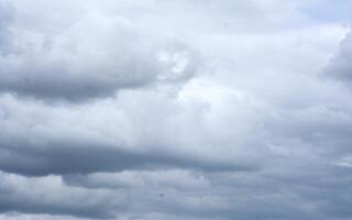 photo de nuageux des nuages sur une colline