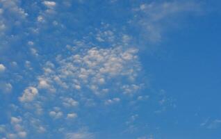 photo de magnifique blanc des nuages et bleu ciel