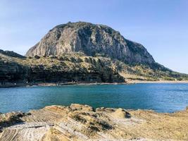 vue sur la montagne sanbangsan depuis la mer. île de jeju, corée du sud photo