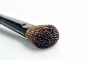 ai généré professionnel maquillage brosse isolé sur blanc Contexte photo