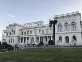 crimée, russie, vue de face du palais de livadia. vue de face photo