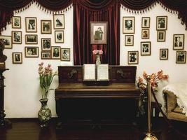 Crimée, Russie, piano et tableaux dans la datcha de Tchekhov