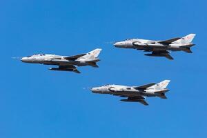 radom, Pologne, 2023 - polonais air Obliger verrouiller sukoï Su-22 installateur combattant jet avion en volant. aviation et militaire avion. photo