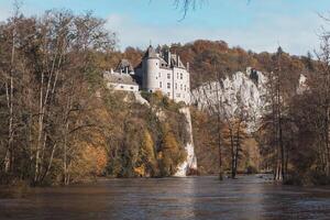 médiéval valsin Château sur le banques de le rivière moins dans le wallonie Région de du sud Belgique. gothique la relance Château des stands sur une raide Roche dans le Province namur photo