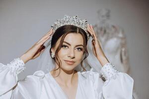 luxe mariage couronne diadème sur de la mariée tête coiffure.portrait. Matin mariage préparation la mariée avec couronne proche en haut photo