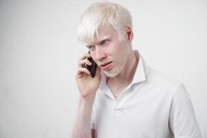 albinisme albinos homme dans studio habillé T-shirt isolé sur une blanc Contexte. anormal déviations. inhabituel apparence photo