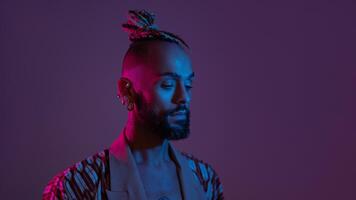 néon lumière studio fermer portrait Beau noir gay homme à la recherche caméra. photo